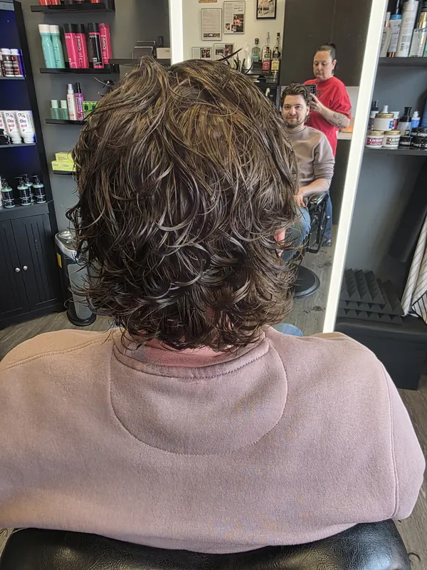 Men's mid length wavy cut with highlights